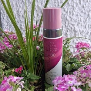 St. Tropez Self-Tan Berry Sorbet Mousse with Mitt